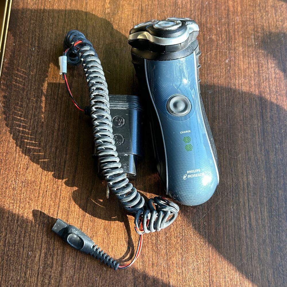 Philips Norelco 7340XL Rechargeable Men's Electric Shaver And charger